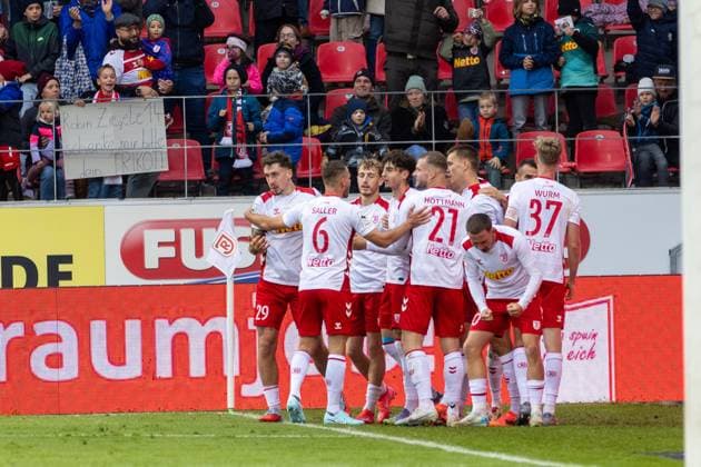 04 10 2025, Soccer, GER, Season, 3 Liga, Season 2025 2026, Matchday 10, SSV Jahn Regensburg 1 FC Saarbrücken Cheers after Adrian Fein equalizes 1 1 for Regensburg Frustration among the Saabrückers DFL REGULATIONS PROHIBIT ANY USE OF PHOTOGRAPHS AS IMAGE SEQUENCES AND OR QUASI VIDEO
