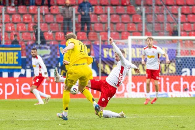04 10 2025, Soccer, GER, Season, 3 Liga, Season 2025 2026, 10 Matchday, SSV Jahn Regensburg 1 FC Saarbrücken Joel Bichsel Saarbrücken vs Eric Hottmann SSV Jahn Regensburg DFL REGULATIONS PROHIBIT ANY USE OF PHOTOGRAPHS AS IMAGE SEQUENCES AND OR QUASI VIDEO