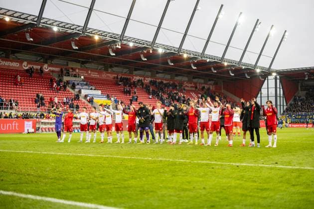 04 10 2025, Soccer, GER, Season, 3 Liga, Season 2025 2026, Matchday 10, SSV Jahn Regensburg 1 FC Saarbrücken The Jahn players in front of the Hans Jakob Tribune after the match DFL REGULATIONS PROHIBIT ANY USE OF PHOTOGRAPHS AS IMAGE SEQUENCES AND OR QUASI VIDEO