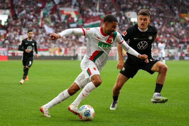 in duel, action, with Elias Saad 26 FC Augsburg , Joakim Maehle 21 VfL Wolfsburg , FC Augsburg vs VfL Wolfsburg, Soccer, 1 Bundesliga, 6 Matchday, 04 10 2025 DFB regulations prohibit any use of photographs as image sequences and or quasi video Augsburg Bayern Germany Copyright: xkolbert-press ChristianxKolbertx