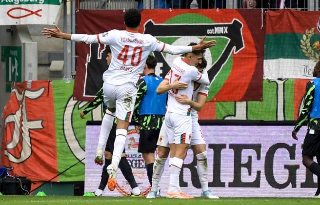 04 10 2025, xemx, Fußball 1 Bundesliga, FC Augsburg VfL Wolfsburg v l Mert Koemuer FC Augsburg Jubel, Torjubel, celebrate the goal, jubelt über das Tor zum 2 0 DFL DFB REGULATIONS PROHIBIT ANY USE OF PHOTOGRAPHS as IMAGE SEQUENCES and or QUASI VIDEO Augsburg