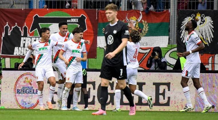 04 10 2025, xemx, Fußball 1 Bundesliga, FC Augsburg VfL Wolfsburg v l Mert Koemuer FC Augsburg Jubel, Torjubel, celebrate the goal, jubelt über das Tor zum 2 0 DFL DFB REGULATIONS PROHIBIT ANY USE OF PHOTOGRAPHS as IMAGE SEQUENCES and or QUASI VIDEO Augsburg
