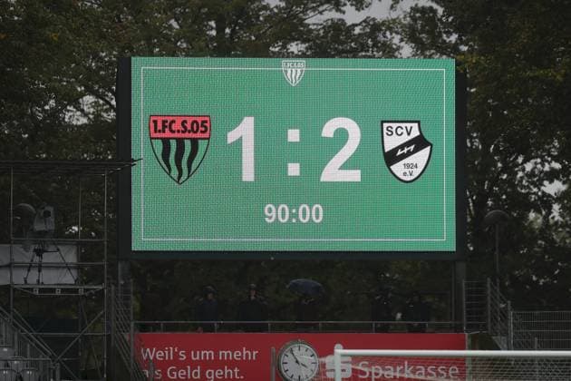 04 10 2025, xjcx, Herren, Fußball, Saison 2025 2026, 3 Liga, 10 Spieltag 1 FC Schweinfurt 1905 SC Verl Infotafel, Endgebnis, DFL DFB REGULATES PROHIBIT ANY USE OF PHOTOGRAPHS AS IMAGE SEQUENCES AND OR QUASI VIDEO Schweinfurt Sachs Stadion Bayern Germany