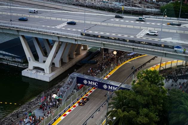F1 - SINGAPORE GRAND PRIX 2025 01 VERSTAPPEN Max (nld), Red Bull Racing RB21, action during the 2025 Formula 1 Singapore Grand Prix, 18th round of the 2025 FIA Formula One World Championship, WM, Weltmeisterschaft from October 3 to 5, 2025 on the Marina Bay Street Circuit, in Singapore - SingaporeSingapore  Copyright: xFLORENTxGOODENx