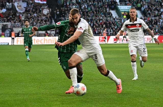 GER, 1 FBL, SV Werder Bremen vs FC St Pauli 04 10 2025, wohninvest Weserstadion, Bremen, GER, 1 FBL, SV Werder Bremen vs FC St Pauli im Bild picture shows Justin Njinmah SV Werder Bremen 11 in a duel against James Sands FC St Pauli 06 nordphotoxGmbHx xKokenge nph00001