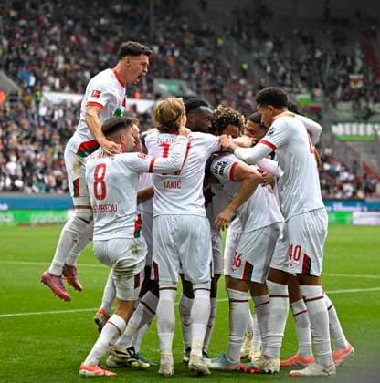 04 10 2025, Soccer 1 Bundesliga 2025 2026, Matchday 6, FC Augsburg VfL Wolfsburg, in the WWK Arena Augsburg Mert Kömür FC Augsburg cheers with his teammates DFL and DFB regulations prohibit any use of photographs as image sequences and or quasi video