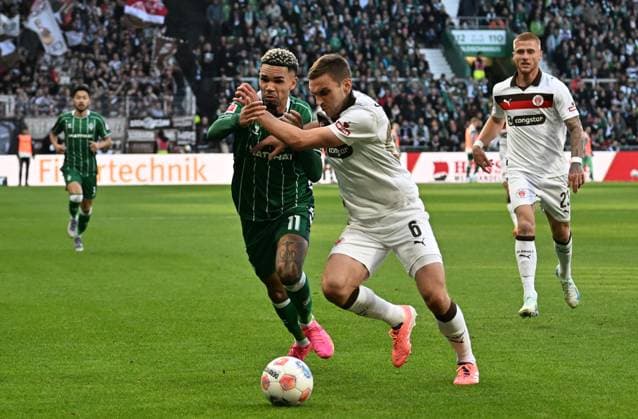 GER, 1 FBL, SV Werder Bremen vs FC St Pauli 04 10 2025, wohninvest Weserstadion, Bremen, GER, 1 FBL, SV Werder Bremen vs FC St Pauli im Bild picture shows Justin Njinmah SV Werder Bremen 11 in a duel against James Sands FC St Pauli 06 nordphotoxGmbHx xKokenge nph00001