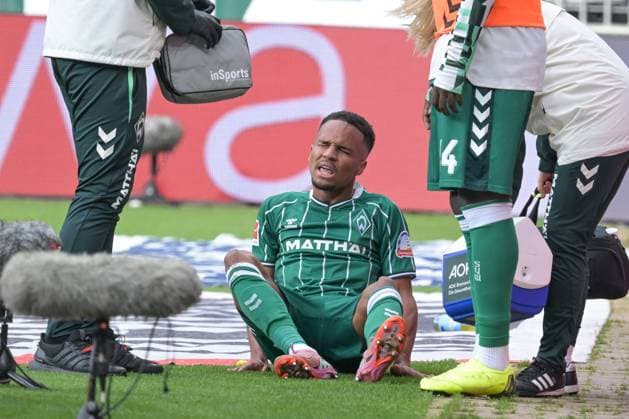 Felix Agu SV Werder Bremen 27 cannot continue after injury , SV Werder Bremen FC St Pauli , Football, Bundesliga, DFL, 04 10 2025 DFB regulations prohibit any use of photographs as image sequences and or quasi video Bremen Bremen Germany Copyright: xkolbert-press BurghardxSchreyerx