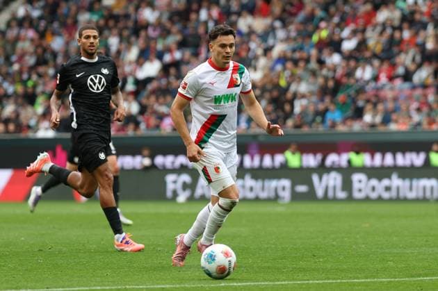 Fabian Rieder 32 FC Augsburg , FC Augsburg vs VfL Wolfsburg, Soccer, 1 Bundesliga, 6 Matchday, 04 10 2025 DFB regulations prohibit any use of photographs as image sequences and or quasi video Augsburg Bayern Germany Copyright: xkolbert-press ChristianxKolbertx
