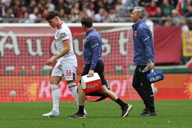 Team doctor Dr Karsten Bogner FC Augsburg unf Physiotherapist, Nikolaus Guschl FC Augsburg look after Mert Koemuer 36 FC Augsburg , FC Augsburg vs VfL Wolfsburg, Football, 1 Bundesliga, Matchday 6, 04 10 2025 DFB regulations prohibit any use of photographs as image sequences and or quasi video Augsburg Bayern Germany Copyright: xkolbert-press ChristianxKolbertx