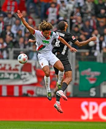 04 10 2025, Soccer 1 Bundesliga 2025 2026, Matchday 6, FC Augsburg VfL Wolfsburg, at WWK Arena Augsburg v l Iris Chrislain Aurel Matisma FC Augsburg vs Vini Souza Wolfsburg DFL and DFB regulations prohibit any use of photographs as image sequences and or quasi video