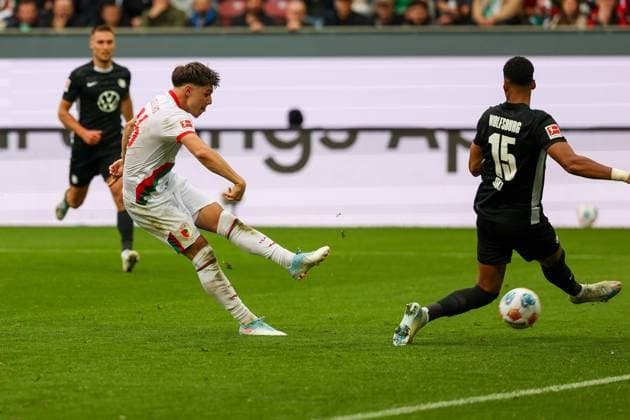 Mert Koemuer 36 FC Augsburg fails to Moritz Jenz 15 VfL Wolfsburg on goal, FC Augsburg vs VfL Wolfsburg, Football, 1 Bundesliga, 6 Matchday, 04 10 2025 DFB regulations prohibit any use of photographs as image sequences and or quasi video Augsburg Bayern Germany Copyright: xkolbert-press ChristianxKolbertx