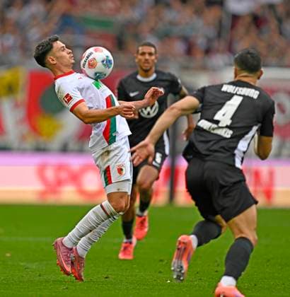04 10 2025, Soccer 1 Bundesliga 2025 2026, Matchday 6, FC Augsburg VfL Wolfsburg, in der WWK Arena Augsburg Fabian Rieder FC Augsburg am Ball DFL and DFB regulations prohibit any use of photographs as image sequences and or quasi video