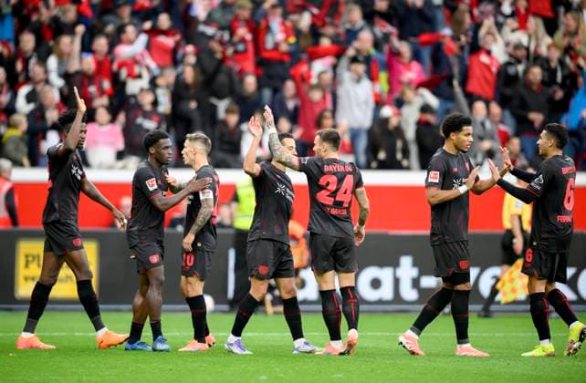 LEV celebrating after the 1-0 goal, from l Edmond Tapsoba Bayer Leverkusen , Ernest Poku Bayer Leverkusen , Ãlex Grimaldo Alex Bayer Leverkusen , Lucas Vazquez Vazquez Bayer Leverkusen , Aleix Garcia Bayer Leverkusen , Malik Tillman Bayer Leverkusen , Ezequiel Fernandez Fernandez Bayer Leverkusen Soccer 1 Bundesliga, Matchday 6, Bayer 04 Leverkusen Union Berlin, on 04 10 2025 in Leverkusen Germany DFL regulations prohibit any use of photographs as image sequences and or quasi video Â