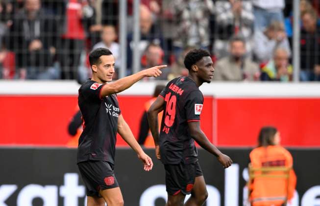 Cheering LEV after the goal to 1 0, f l Lucas Vazquez Vazquez Bayer Leverkusen , Goalscorer Ernest Poku Bayer Leverkusen , Soccer 1 Bundesliga, Matchday 6, Bayer 04 Leverkusen Union Berlin, on 04 10 2025 in Leverkusen Germany DFL regulations prohibit any use of photographs as image sequences and or quasi video Â