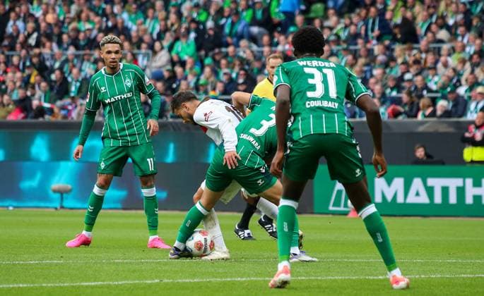 Germany Soccer Bundesliga 2025 26, Matchday 6 SV Werder Bremen vs FC St Pauli Weserstadion Stadion Bremen Yukinari Sugawara SV Werder Bremen, 3 Bremen Copyright: xAymanxAlahmedx