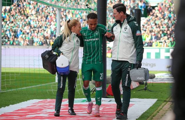 Germany Soccer Bundesliga 2025 26, Matchday 6 SV Werder Bremen vs FC St Pauli Weserstadion Stadion Bremen Injury to player Felix Agu SV Werder Bremen, 27 Bremen Copyright: xAymanxAlahmedx