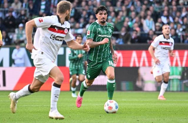 GER, 1 FBL, SV Werder Bremen vs FC St Pauli 04 10 2025, wohninvest Weserstadion, Bremen, GER, 1 FBL, SV Werder Bremen vs FC St Pauli im Bild picture shows Cameron Puertas SV Werder Bremen 18 in a running duel with Lars Ritzka FC St Pauli 21 nordphotoxGmbHx xKokenge nph00001