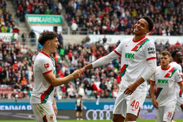 , Goal celebration by Mert Koemuer 36 FC Augsburg , Noahkai Banks 40 FC Augsburg to 2 0 FC Augsburg vs VfL Wolfsburg, Football, 1 Bundesliga, 6 Matchday, 04 10 2025 DFB regulations prohibit any use of photographs as image sequences and or quasi video Augsburg Bayern Germany Copyright: xkolbert-press ChristianxKolbertx