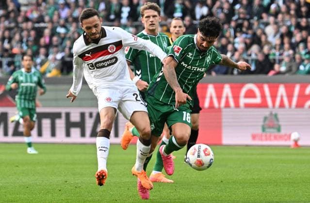 GER, 1 FBL, SV Werder Bremen vs FC St Pauli 04 10 2025, wohninvest Weserstadion, Bremen, GER, 1 FBL, SV Werder Bremen vs FC St Pauli im Bild picture shows Mathias Pereira Lage FC St Pauli 28 in duel against Cameron Puertas SV Werder Bremen 18 nordphotoxGmbHx xKokenge nph00001