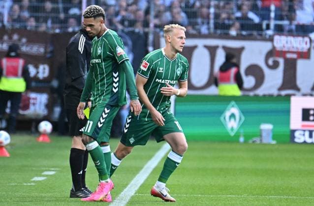 GER, 1 FBL, SV Werder Bremen vs FC St Pauli 04 10 2025, wohninvest Weserstadion, Bremen, GER, 1 FBL, SV Werder Bremen vs FC St Pauli in the picture picture shows Coaching zone Sideline Coaching area Technical zone Substitution Marco Grüll Marco Gruell comes in SV Werder Bremen 17 Justin Njinmah leaves SV Werder Bremen 11 nordphotoxGmbHx xKokenge nph00001