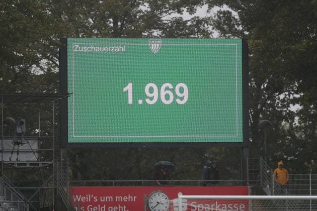 04 10 2025, xjcx, Herren, Fußball, Saison 2025 2026, 3 Liga, 10 Spieltag 1 FC Schweinfurt 1905 SC Verl Infotafel, Zuschauerzahl, DFL DFB REGULATES PROHIBIT ANY USE OF PHOTOGRAPHS AS IMAGE SEQUENCES AND OR QUASI VIDEO Schweinfurt Sachs Stadion Bayern Germany