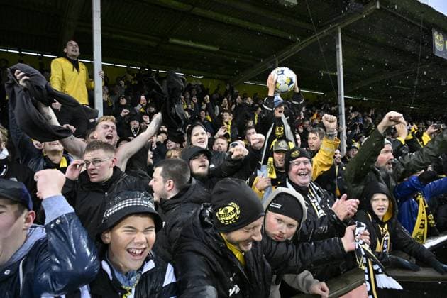 HÄLLEVIK, SWEDEN 20251004 Mjällby fans during Saturday s Allsvenskan football match between Mjällby AIF and IF Elfsborg at Strandvallen in Hällevik HÄLLEVIK SWEDEN x50090x  Copyright: xJohanxNilsson TTx ALLSWEDEN MJÄLLBY-ELFSBORG