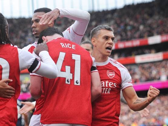 Football - 2025 2026 Premier League - Arsenal vs West Ham United - Emirates Stadium - Saturday 4th October 2025. Declan Rice of Arsenal refuses to celebrate against his old club after scoring his first half goal Leandro Trossard (right) Colorsport Andrew Cowie 
