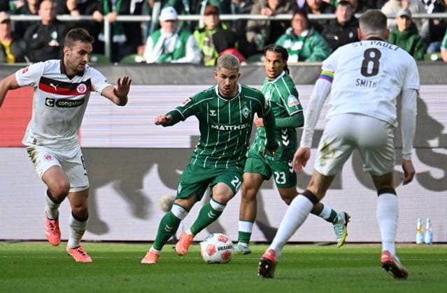 GER, 1 FBL, SV Werder Bremen vs FC St Pauli 04 10 2025, wohninvest Weserstadion, Bremen, GER, 1 FBL, SV Werder Bremen vs FC St Pauli in the picture picture shows Romano Schmid SV Werder Bremen 20 in a running duel with James Sands FC St Pauli 06 behind Isaac Schmidt SV Werder Bremen 23 in front Eric Smith FC St Pauli 08 nordphotoxGmbHx xKokenge nph00001