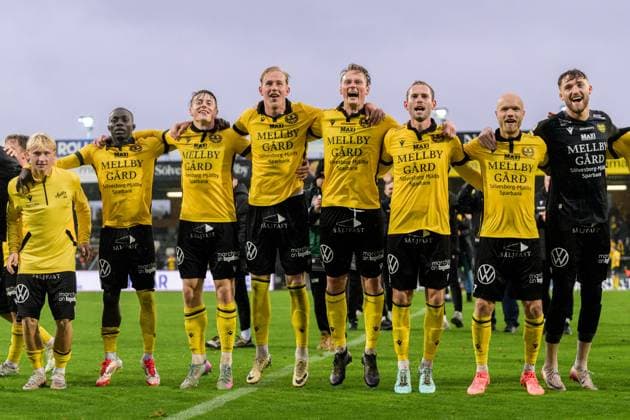 251004 Mjällbys players cheer after the football match in Allsvenskan between Mjällby and Elfsborg on October 4, 2025 in Hällevik  Copyright: MATHILDAxSCHULER BB251004MA077