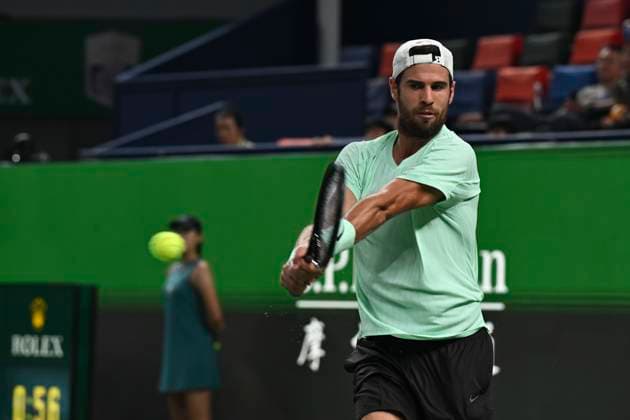 (251004) -- SHANGHAI, Oct. 4, 2025 -- Karen Khachanov hits a return during the men s singles round of 64 match between Karen Khachanov of Russia and Shang Juncheng of China at the ATP, Tennis Herren World Tour Shanghai Masters tennis tournament in Shanghai, east China, Oct. 4, 2025. ) (SP)CHINA-SHANGHAI-TENNIS-ATP TOUR-SHANGHAI MASTERS-MEN S SINGLES (CN) ChenxHaoming 