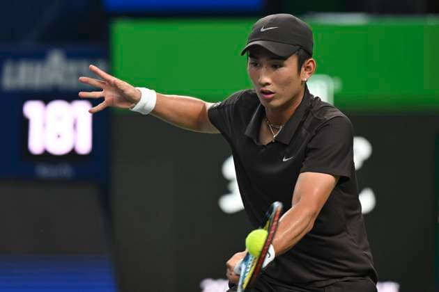 (251004) -- SHANGHAI, Oct. 4, 2025 -- Shang Juncheng hits a return during the men s singles round of 64 match between Karen Khachanov of Russia and Shang Juncheng of China at the ATP, Tennis Herren World Tour Shanghai Masters tennis tournament in Shanghai, east China, Oct. 4, 2025. ) (SP)CHINA-SHANGHAI-TENNIS-ATP TOUR-SHANGHAI MASTERS-MEN S SINGLES (CN) ChenxHaoming 