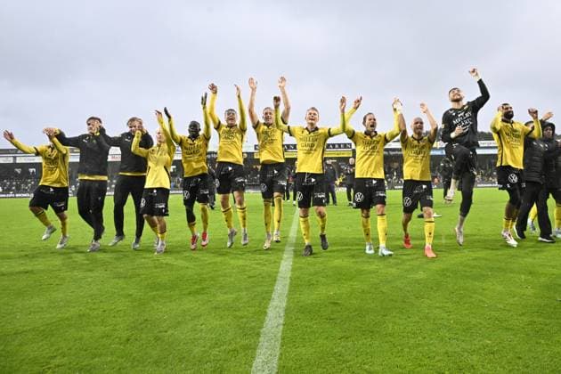 HÄLLEVIK, SWEDEN 20251004 Mjällby celebrates after the victory 0 2 in Saturday s Allsvenskan football match between Mjällby AIF and IF Elfsborg at Strandvallen in Hällevik HÄLLEVIK SWEDEN x50090x  Copyright: xJohanxNilsson TTx ALLSWEDEN MJÄLLBY-ELFSBORG