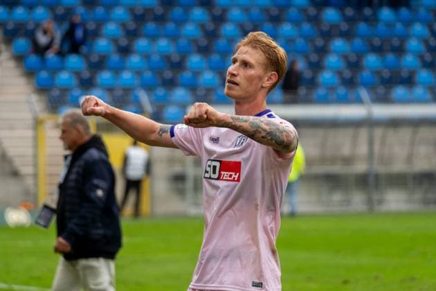 Crop, Portrait, Emotion, Gesture, Gesture, Cheering Bjarke Jacobsen VfL Osnabrueck, 15 celebrating with the fans, GER, SV Waldhof Mannheim vs VfL Osnabrueck, Football, 3 Liga, 10 Matchday, Season 2025 2026, 04 10 2025, DFB REGULATES PROHIBIT ANY USE OF PHOTOGRAPHS AS IMAGE SEQUENCES AND OR QUASI VIDEO, GER, SV Waldhof Mannheim vs VfL Osnabrueck, Football, 3 Liga, Matchday 10, Season 2025 2026, 04 10 2025 Mannheim Copyright: xEibner-Pressefoto Jan-NiclasxGrox EP_JGG
