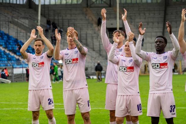Team celebrates with the fans, f l Jannik Mueller VfL Osnabrueck, 24 , Bjarke Jacobsen VfL Osnabrueck, 15 , Kai Proeger VfL Osnabrueck, 10 , Ismail Badjie VfL Osnabrueck, 37 , GER, SV Waldhof Mannheim vs VfL Osnabrueck, Soccer, 3 Liga, 10 Matchday, Season 2025 2026, 04 10 2025, DFB REGULATES PROHIBIT ANY USE OF PHOTOGRAPHS AS IMAGE SEQUENCES AND OR QUASI VIDEO, GER, SV Waldhof Mannheim vs VfL Osnabrueck, Football, 3 Liga, 10 Matchday, Season 2025 2026, 04 10 2025 Mannheim Copyright: xEibner-Pressefoto Jan-NiclasxGrox EP_JGG