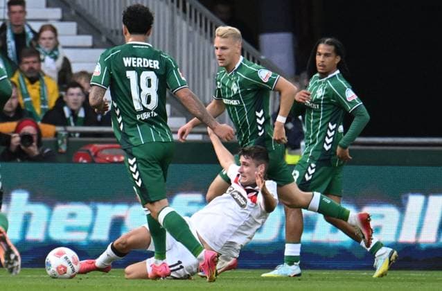 GER, 1 FBL, SV Werder Bremen vs FC St Pauli 04 10 2025, wohninvest Weserstadion, Bremen, GER, 1 FBL, SV Werder Bremen vs FC St Pauli in the picture picture shows Arkadiusz Pyrka FC St Pauli 11 on the ball in front Cameron Puertas SV Werder Bremen 18 in the back Marco Grüll Marco Gruell SV Werder Bremen 17 and Isaac Schmidt SV Werder Bremen 23 nordphotoxGmbHx xKokenge nph00001