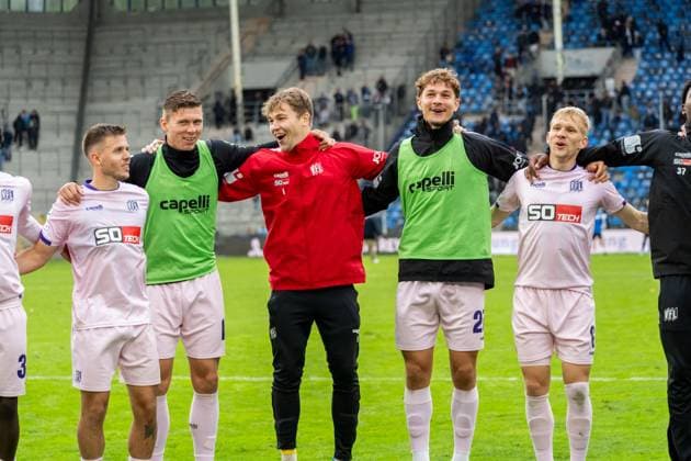 Team celebrates with the fans, f l Patrick Kammerbauer VfL Osnabrueck, 31 , Luc Ihorst VfL Osnabrueck, 14 , Niklas Sauter VfL Osnabrueck, 01 , Robin Fabinski VfL Osnabrueck, 27 , Bryan Henning VfL Osnabrueck, 06 , GER, SV Waldhof Mannheim vs VfL Osnabrueck, Football, 3 Liga, Matchday 10, Season 2025 2026, 04 10 2025, DFB REGULATIONS PROHIBIT ANY USE OF PHOTOGRAPHS AS IMAGE SEQUENCES AND OR QUASI VIDEO, GER, SV Waldhof Mannheim vs VfL Osnabrueck, Football, 3 Liga, Matchday 10, Season 2025 2026, 04 10 2025 Mannheim Copyright: xEibner-Pressefoto Jan-NiclasxGrox EP_JGG