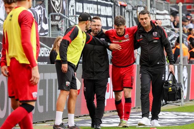 Linus Rosenloecher FC Ingolstadt 04, Nr 19 has to be substituted after a collision during the match FC Ingolstadt 04 vs SSV Ulm 1846 Fußball on 04 10 2025, DFB regulations prohibit any use of photographs as image sequences and or quasi video GER, Soccer, 3 Liga, Matchday 10, FC Ingolstadt 04 vs SSV Ulm 1846 Fußball, 04 10 2025, Audi Sportpark Ingolstadt Copyright: xEibner-Pressefoto OliverxSTRISCHx EP-OSH