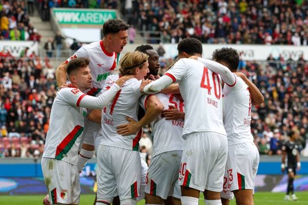 the team celebrates the goal of Mert Koemuer 36 FC Augsburg to 2 0, FC Augsburg vs VfL Wolfsburg, Fußball, 1 Bundesliga, 6 Spieltag, 04 10 2025 DFB regulations prohibit any use of photographs as image sequences and or quasi video Augsburg Bayern Germany Copyright: xkolbert-press ChristianxKolbertx