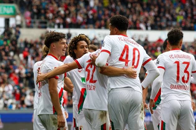 the team celebrates the goal of Mert Koemuer 36 FC Augsburg to 2 0, FC Augsburg vs VfL Wolfsburg, Fußball, 1 Bundesliga, 6 Spieltag, 04 10 2025 DFB regulations prohibit any use of photographs as image sequences and or quasi video Augsburg Bayern Germany Copyright: xkolbert-press ChristianxKolbertx