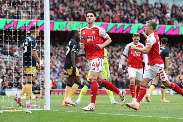 Arsenal gegen West Ham 04. Oktober 2025, London Premier League Fußball Arsenal gegen West Ham United Declan Rice von Arsenal schaut in Richtung des Auswärtsteams, feiert aber nicht, nachdem er den Führungstreffer erzielt hat Foto Charlotte Wilson Offside London UK  Copyright: xCharlottexWilsonx xOffsidexOffside