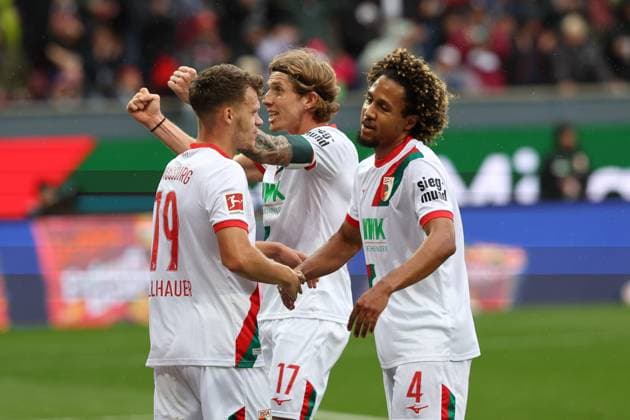 the team celebrates the goal by Robin Fellhauer 19 FC Augsburg , Han Noah Massengo 4 FC Augsburg to 3 0, FC Augsburg vs VfL Wolfsburg, Fußball, 1 Bundesliga, 6 Spieltag, 04 10 2025 DFB regulations prohibit any use of photographs as image sequences and or quasi video Augsburg Bayern Germany Copyright: xkolbert-press ChristianxKolbertx