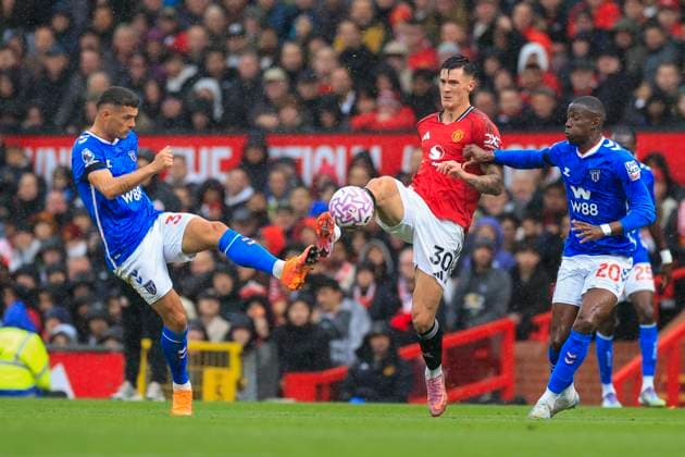Manchester United, ManU v Sunderland Premier League 04 10 2025. Benjamin Sesko (30) of Manchester United and Granit Xhaka (34) of Sunderland challenge for the ball during the Premier League match between Manchester United and Sunderland at Old Trafford, Manchester, England on 4 October 2025. Manchester Old Trafford Greater Manchester England Editorial use only DataCo restrictions apply See www.football-dataco.com , Copyright: xConorxMolloyx PSI-22982-0039