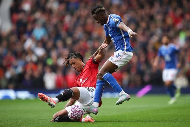 Manchester United gegen Sunderland 04. Oktober 2025, Manchester Premier League Fußball Manchester United gegen Sunderland Leny Yoro von Manchester United und Simon Adingra von Sunderland Foto von Daniel Chesterton Manchester UK  Copyright: xDanielxChestertonxOffside