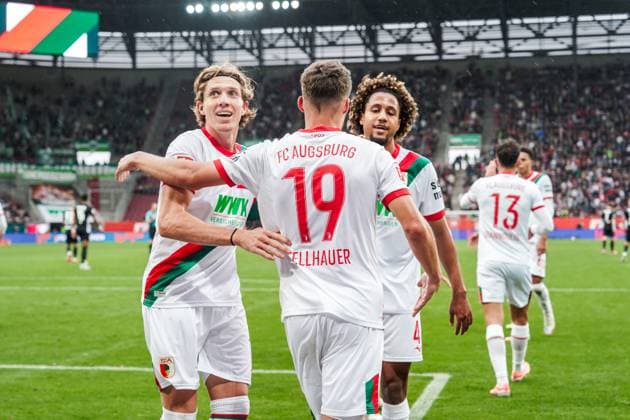 1 Bundesliga 2025 2026 6 Matchday 04 10 2025 FC Augsburg vs VfL Wolfsburg WWK Arena Augsburg, Germany FC Augsburg players cheer after the goal for 3 1 Copyright: xLukaxKolanovicx