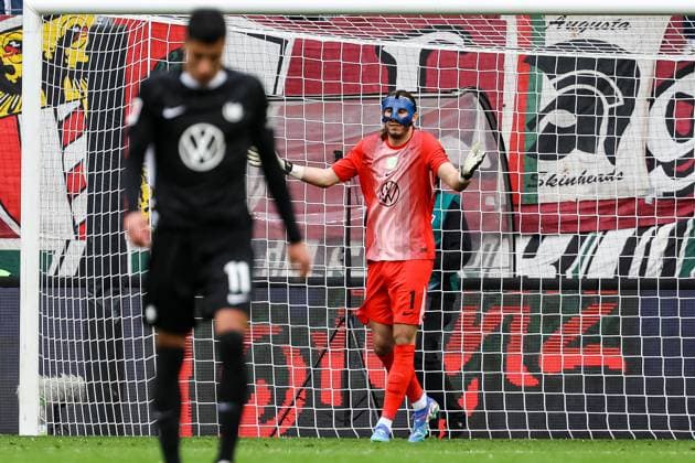 Goal for Augsburg 3 0 by Robin Fellhauer FC Augsburg 19 Kamil Grabara VFL Wolfsburg, 01 ratlos GER, FC Augsburg vs VfL Wolfsburg, 1 Bundesliga Soccer, 06 Matchday, Season 2025 2026, 04 10 2025 DFB DFL REGULATIONS PROHIBIT ANY USE OF PHOTOGRAPHS AS IMAGE SEQUENCES AND OR QUASI VIDEo GER, FC Augsburg vs VfL Wolfsburg, 1 Bundesliga Soccer, 06 Matchday, Season 2025 2026, 04 10 2025 Augsburg Copyright: xEibner-Pressefoto RogerxBuerkex EP_RBE