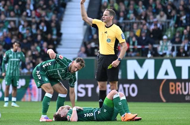 GER, 1 FBL, SV Werder Bremen vs FC St Pauli 04 10 2025, wohninvest Weserstadion, Bremen, GER, 1 FBL, SV Werder Bremen vs FC St Pauli in picture picture shows Injured Injury Pain Jens Stage SV Werder Bremen 06 lies on the ground, referee Sören Soeren Storks signals to the bench nordphotoxGmbHx xKokenge nph00001