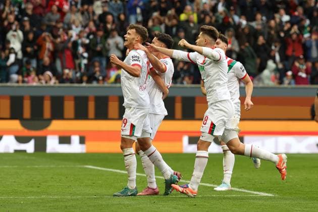 the team celebrates the goal of Robin Fellhauer 19 FC Augsburg to 3 0, FC Augsburg vs VfL Wolfsburg, Fußball, 1 Bundesliga, 6 Spieltag, 04 10 2025 DFB regulations prohibit any use of photographs as image sequences and or quasi video Augsburg Bayern Germany Copyright: xkolbert-press ChristianxKolbertx
