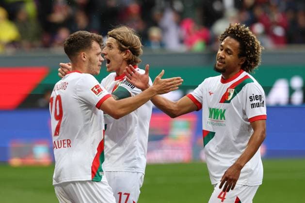 the team celebrates the goal by Robin Fellhauer 19 FC Augsburg , Han Noah Massengo 4 FC Augsburg to 3 0, FC Augsburg vs VfL Wolfsburg, Fußball, 1 Bundesliga, 6 Spieltag, 04 10 2025 DFB regulations prohibit any use of photographs as image sequences and or quasi video Augsburg Bayern Germany Copyright: xkolbert-press ChristianxKolbertx