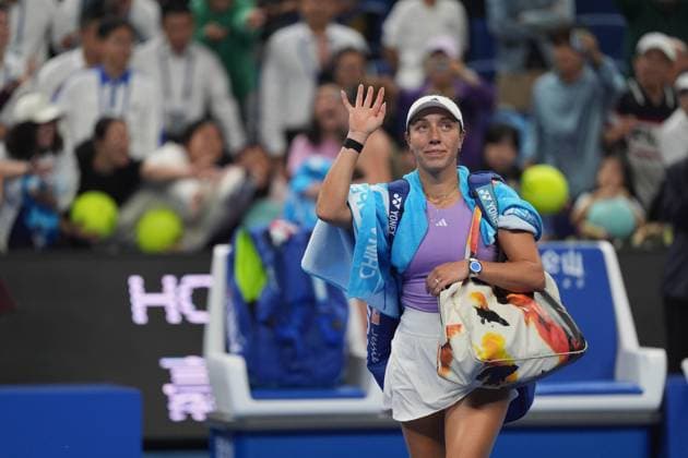 (251004) -- BEIJING, Oct. 4, 2025 -- Jessica Pegula waves to spectators after the women s singles semifinal match between Linda Noskova of the Czech Republic and Jessica Pegula of the United States at 2025 China Open tennis tournament in Beijing, China, Oct. 4, 2025. ) (SP)CHINA-BEIJING-TENNIS-CHINA OPEN-WOMEN S SINGLES-SEMIFINAL (CN) XiexHan 